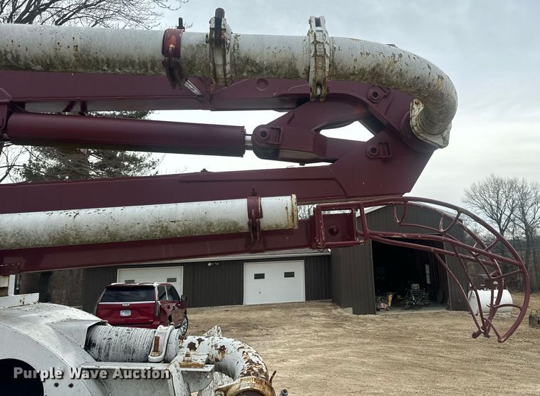 image for item EN5132 1995 Isuzu concrete pump truck