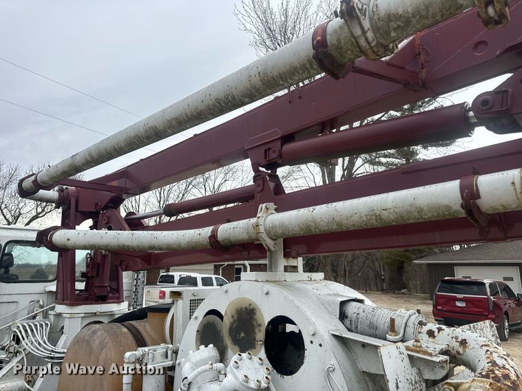 image for item EN5132 1995 Isuzu concrete pump truck