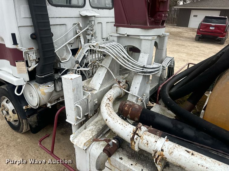 image for item EN5132 1995 Isuzu concrete pump truck