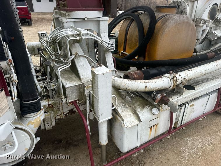 image for item EN5132 1995 Isuzu concrete pump truck