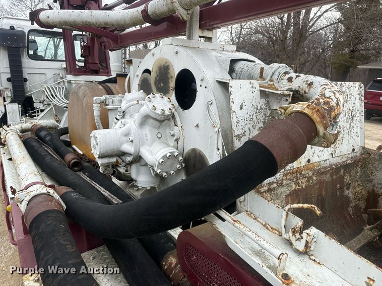 image for item EN5132 1995 Isuzu concrete pump truck