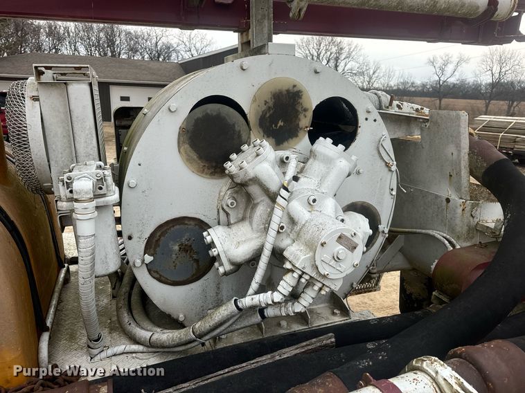 image for item EN5132 1995 Isuzu concrete pump truck