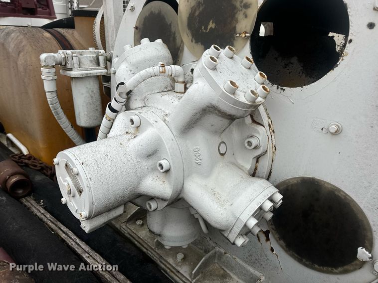 image for item EN5132 1995 Isuzu concrete pump truck