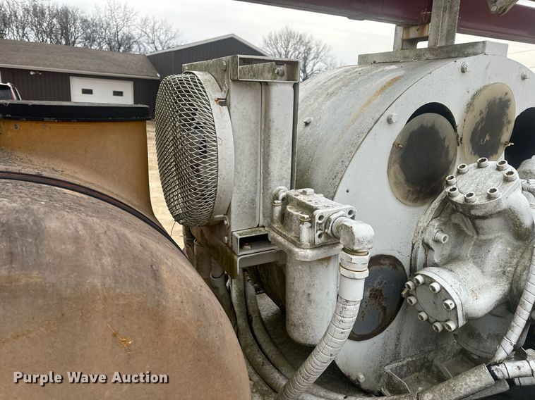 image for item EN5132 1995 Isuzu concrete pump truck