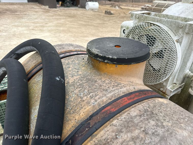 image for item EN5132 1995 Isuzu concrete pump truck