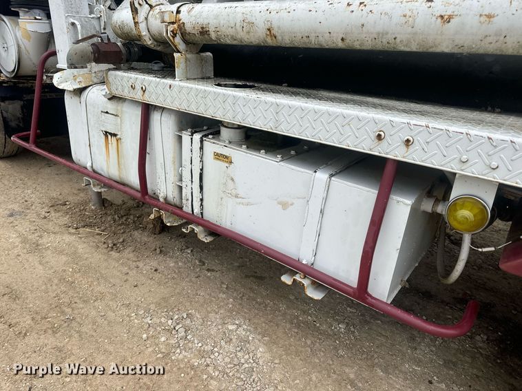 image for item EN5132 1995 Isuzu concrete pump truck