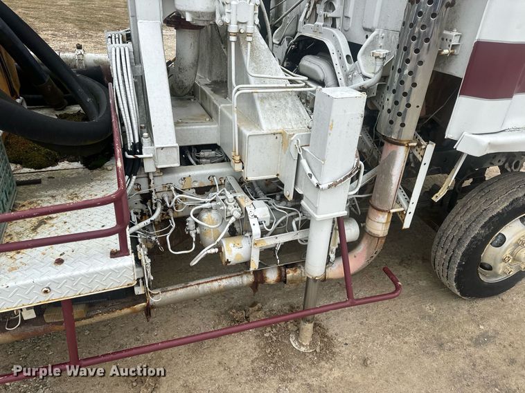 image for item EN5132 1995 Isuzu concrete pump truck