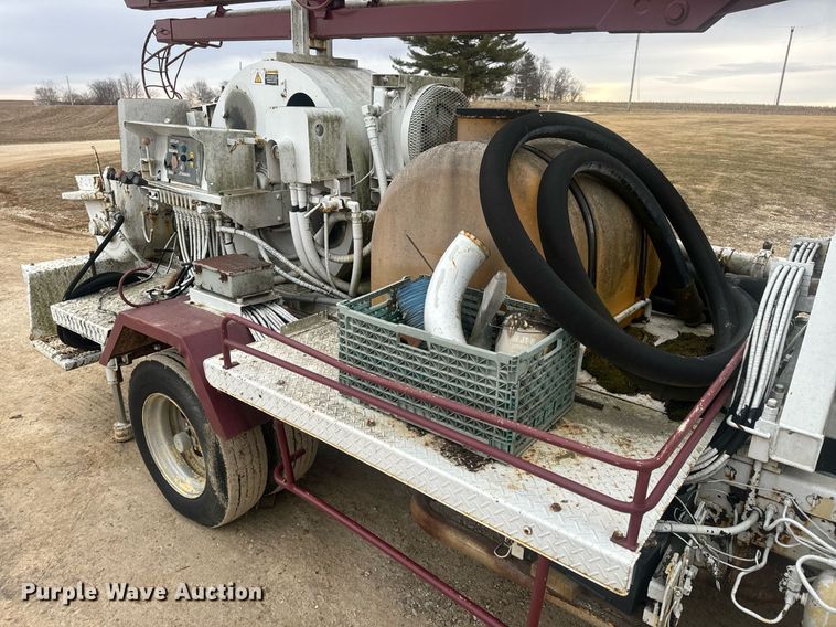 image for item EN5132 1995 Isuzu concrete pump truck