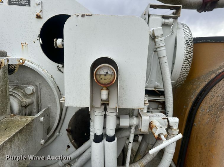 image for item EN5132 1995 Isuzu concrete pump truck