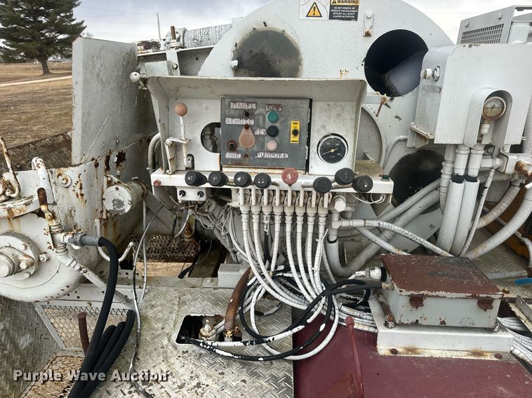 image for item EN5132 1995 Isuzu concrete pump truck