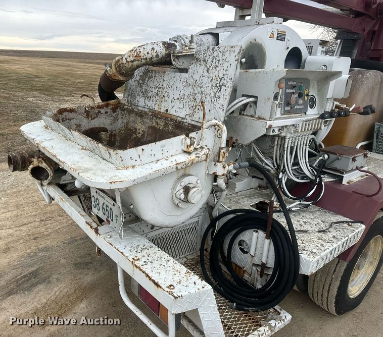 image for item EN5132 1995 Isuzu concrete pump truck