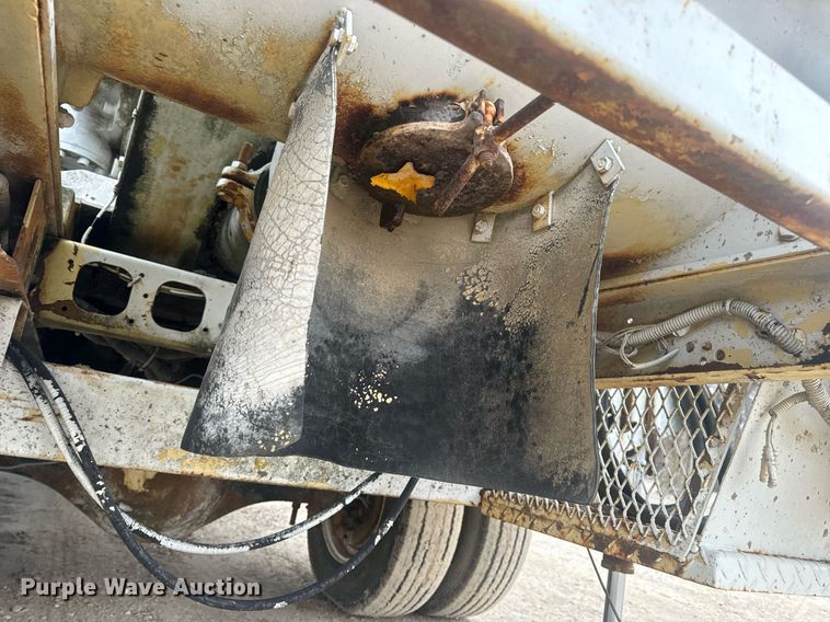 image for item EN5132 1995 Isuzu concrete pump truck