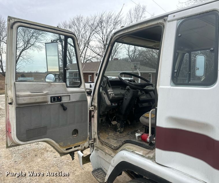 image for item EN5132 1995 Isuzu concrete pump truck