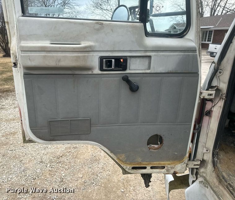 image for item EN5132 1995 Isuzu concrete pump truck