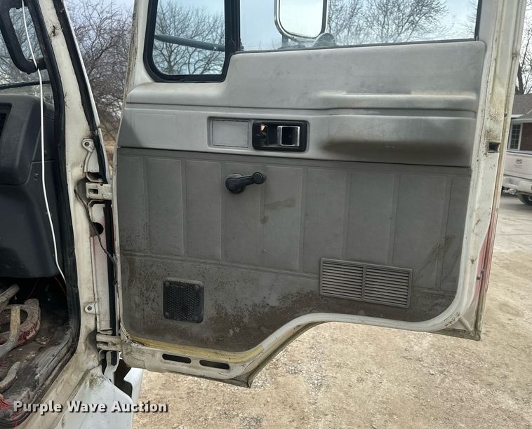 image for item EN5132 1995 Isuzu concrete pump truck