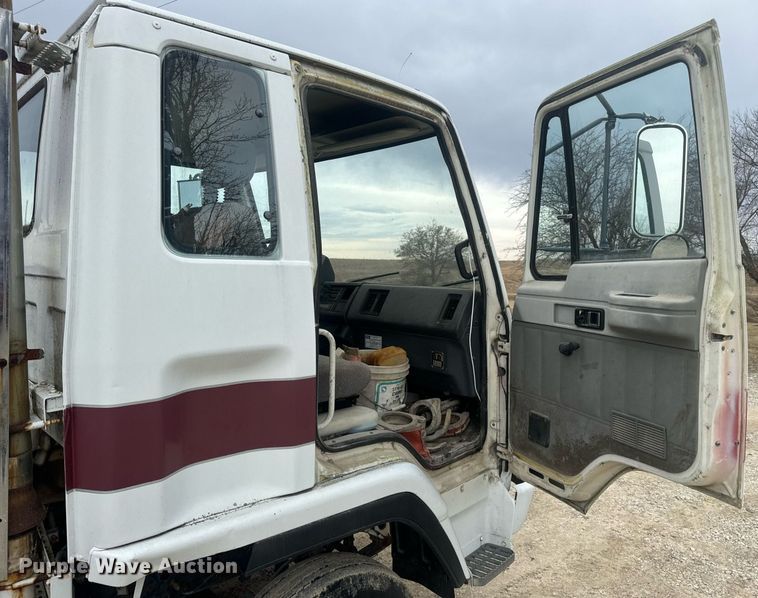 image for item EN5132 1995 Isuzu concrete pump truck