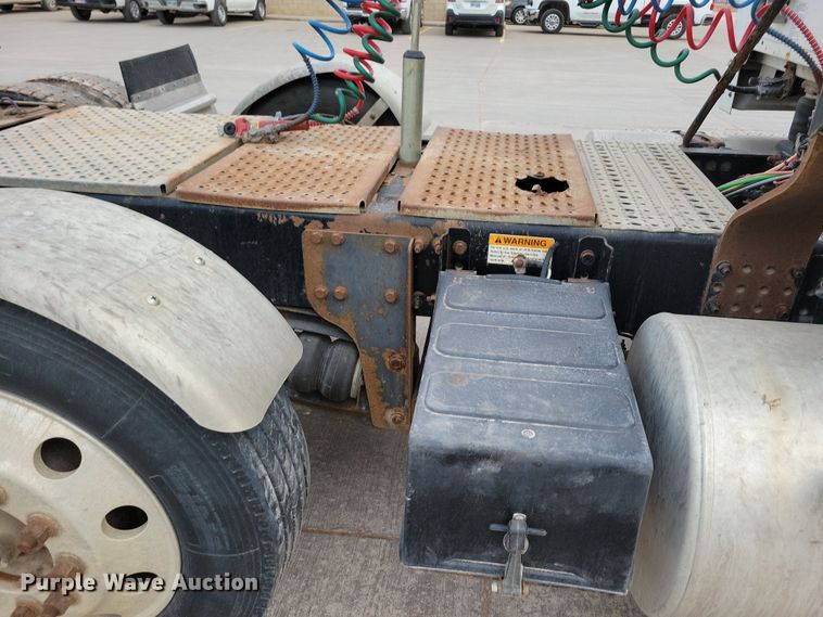 image for item NB9989 2007 Sterling L9500 semi truck