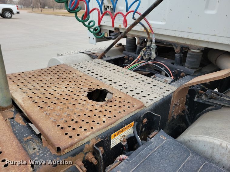 image for item NB9989 2007 Sterling L9500 semi truck