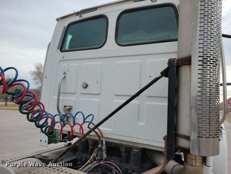 image for item NB9989 2007 Sterling L9500 semi truck