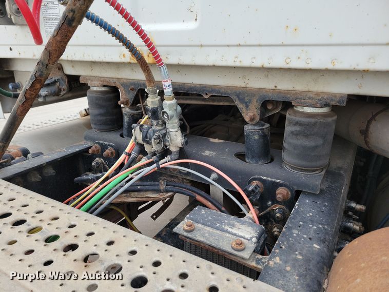 image for item NB9989 2007 Sterling L9500 semi truck