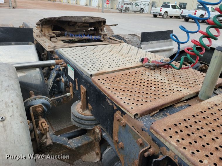 image for item NB9989 2007 Sterling L9500 semi truck