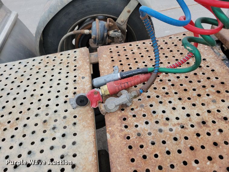 image for item NB9989 2007 Sterling L9500 semi truck