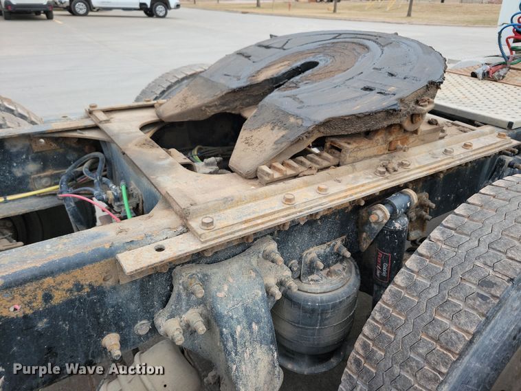 image for item NB9989 2007 Sterling L9500 semi truck