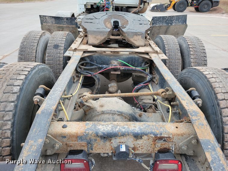 image for item NB9989 2007 Sterling L9500 semi truck