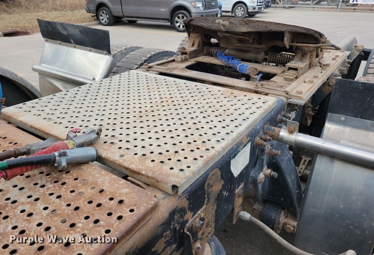 image for item NB9989 2007 Sterling L9500 semi truck