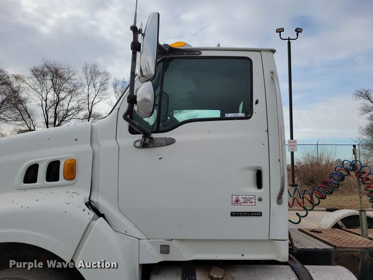 image for item NB9989 2007 Sterling L9500 semi truck