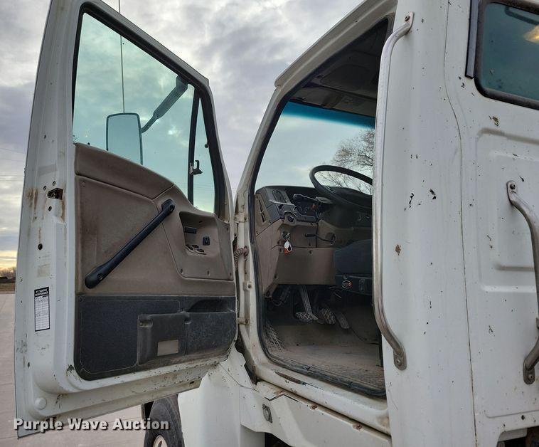 image for item NB9989 2007 Sterling L9500 semi truck