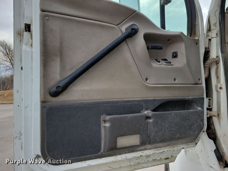 image for item NB9989 2007 Sterling L9500 semi truck