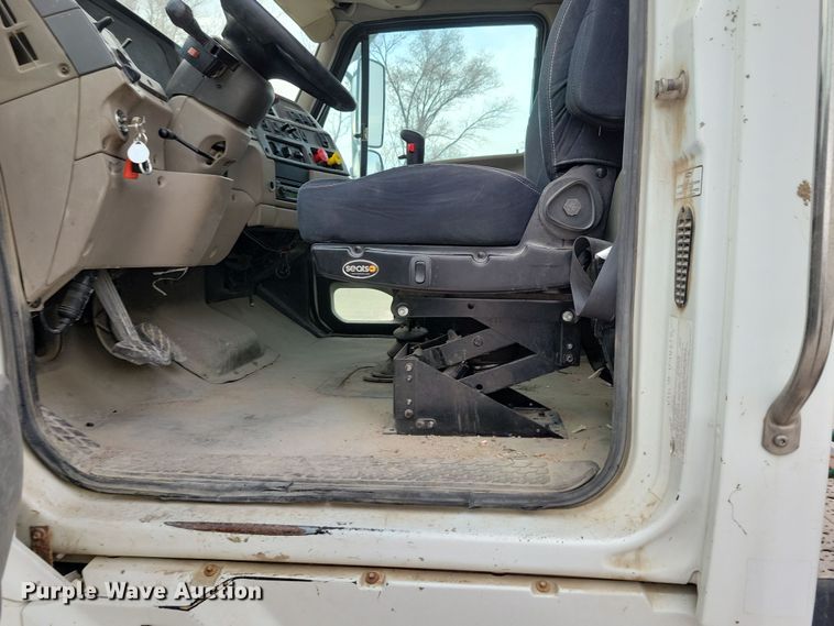 image for item NB9989 2007 Sterling L9500 semi truck