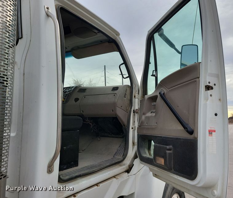 image for item NB9989 2007 Sterling L9500 semi truck