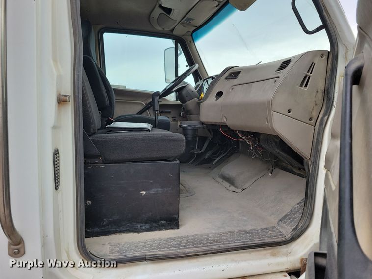 image for item NB9989 2007 Sterling L9500 semi truck