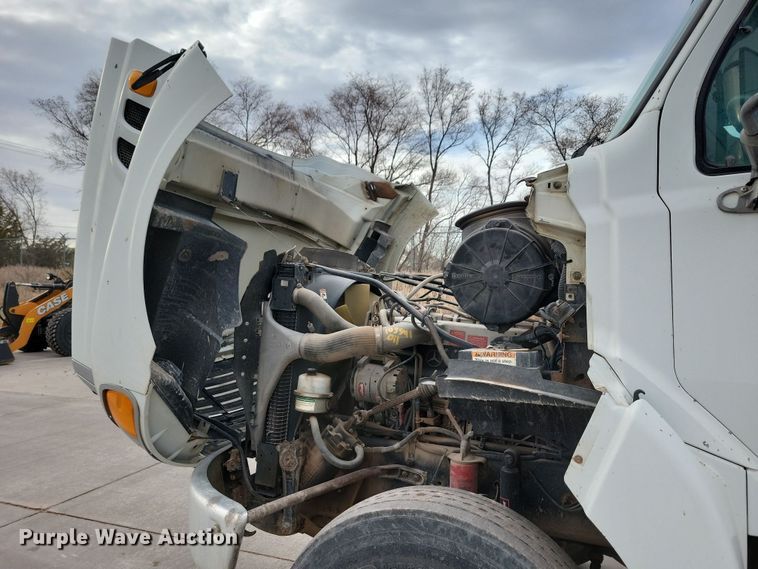 image for item NB9989 2007 Sterling L9500 semi truck