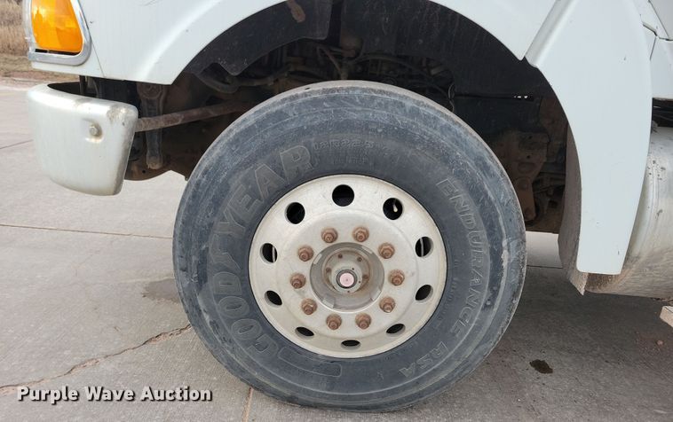 image for item NB9989 2007 Sterling L9500 semi truck