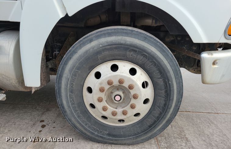 image for item NB9989 2007 Sterling L9500 semi truck