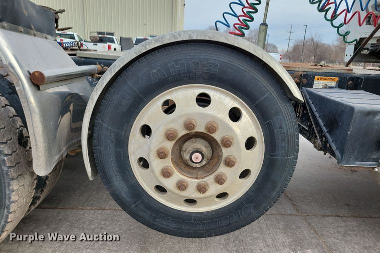 image for item NB9989 2007 Sterling L9500 semi truck