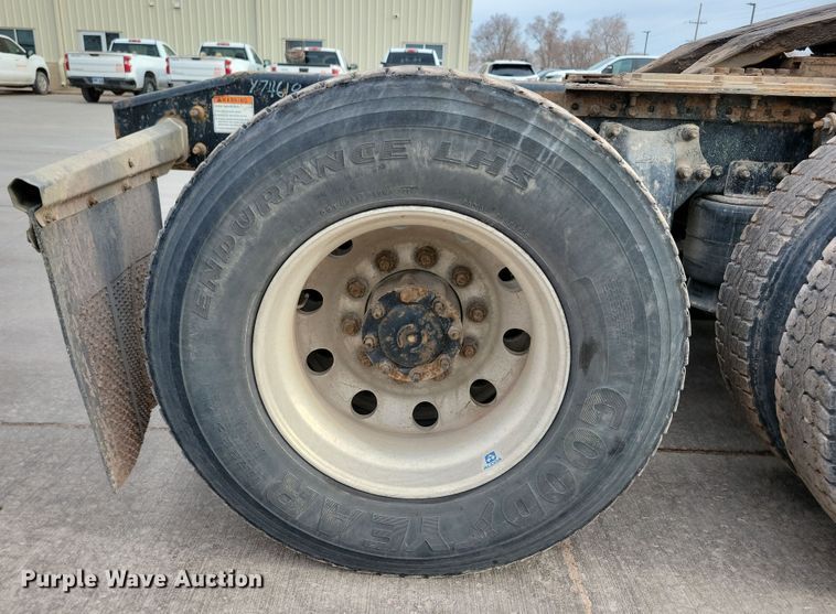 image for item NB9989 2007 Sterling L9500 semi truck