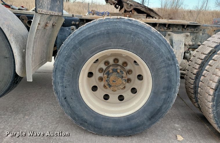 image for item NB9989 2007 Sterling L9500 semi truck