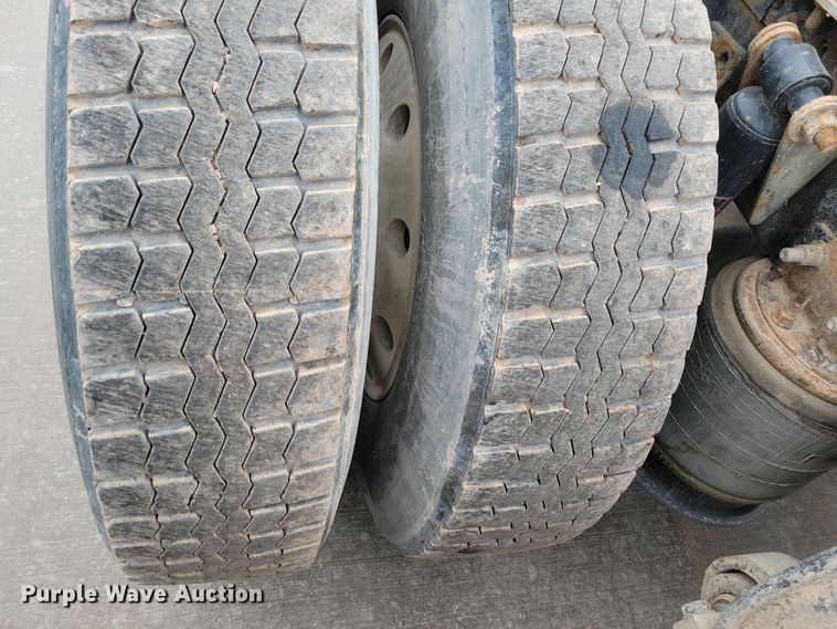 image for item NB9989 2007 Sterling L9500 semi truck