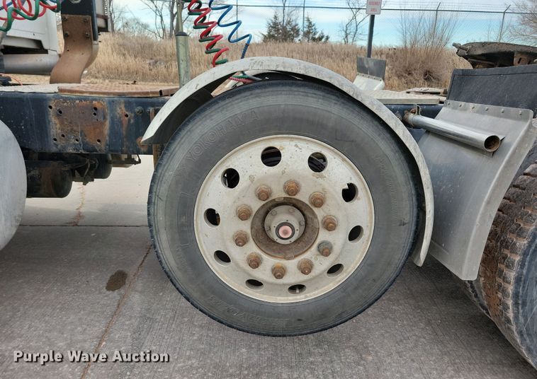 image for item NB9989 2007 Sterling L9500 semi truck