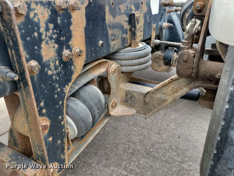 image for item NB9989 2007 Sterling L9500 semi truck