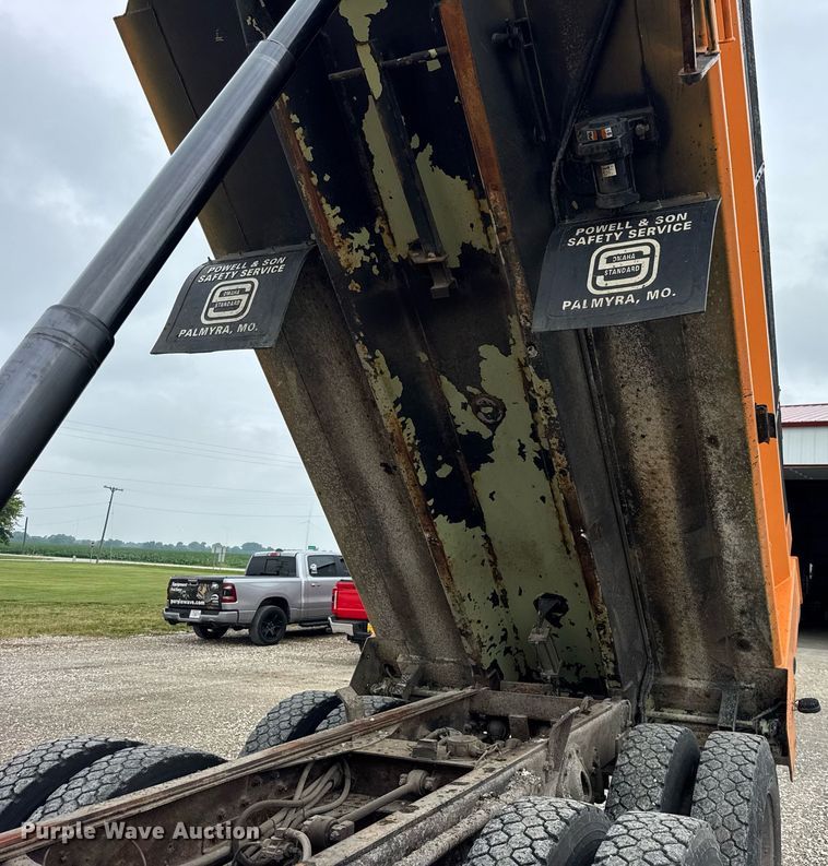 image for item DI9054 1991 International F-4900 dump truck