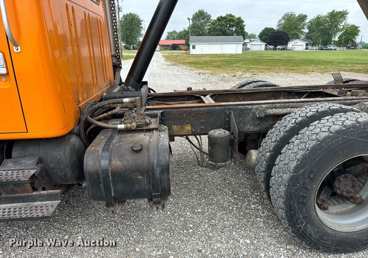 image for item DI9054 1991 International F-4900 dump truck