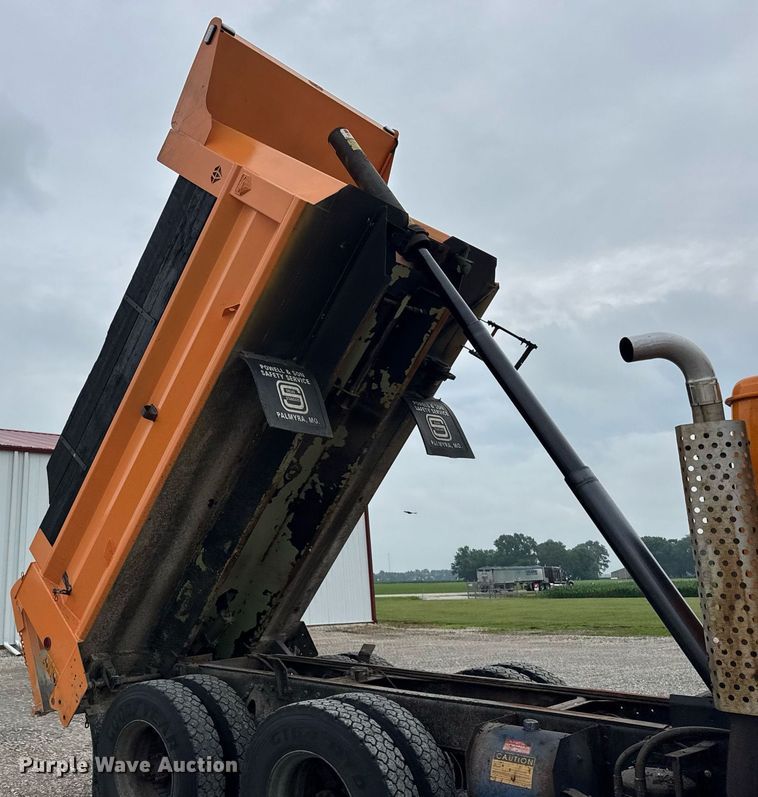 image for item DI9054 1991 International F-4900 dump truck