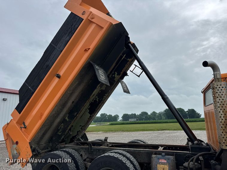 image for item DI9054 1991 International F-4900 dump truck