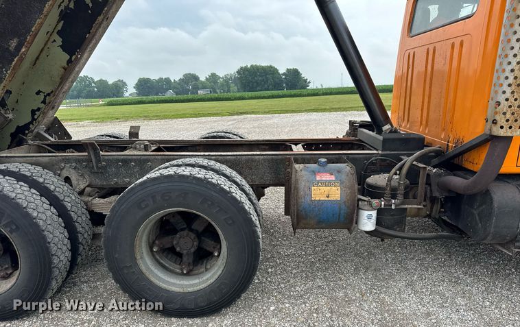 image for item DI9054 1991 International F-4900 dump truck