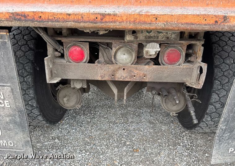 image for item DI9054 1991 International F-4900 dump truck